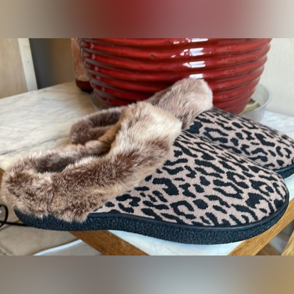Isotoner Slippers CHEETAH Memory Foam Hoodback ECO Comfort Women’s Sz 9.5-10 NWT - Picture 12 of 12